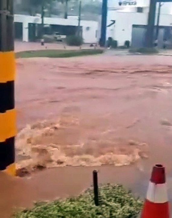 Vídeo: tempestade em Araxá causa alagamentos, inundação e muitos estragos