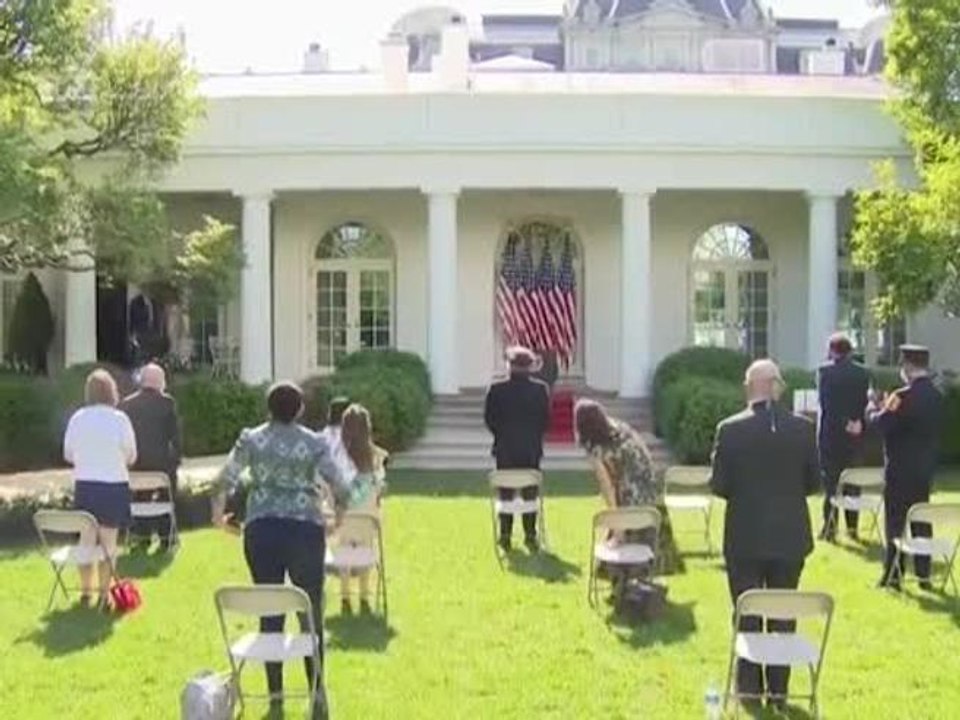 Melania Trump riappare in pubblico mano nella mano con il marito