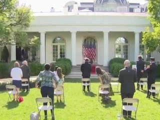 Melania Trump riappare in pubblico mano nella mano con il marito