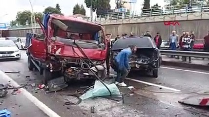 Zincirleme kaza İstanbul yönünü trafiğe kapattı! 1 yaralı