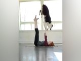 Il cane fa yoga con la sua padrona (star di Instagram)