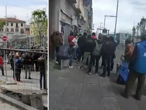Napoli, assembramenti in piazza Garibaldi per la distribuzione di pacchi alimentari