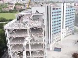 Macchine demolitrici in azione: crolla il «palazzo blu» dell'Ex Idalium
