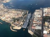 Taranto, la nave portaerei Cavour attraversa il ponte girevole tra mar Piccolo e mar Grande
