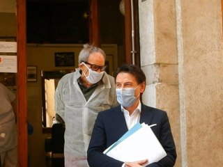 Conte saluta i negozianti. E al barbiere: «I capelli me li taglio da solo»