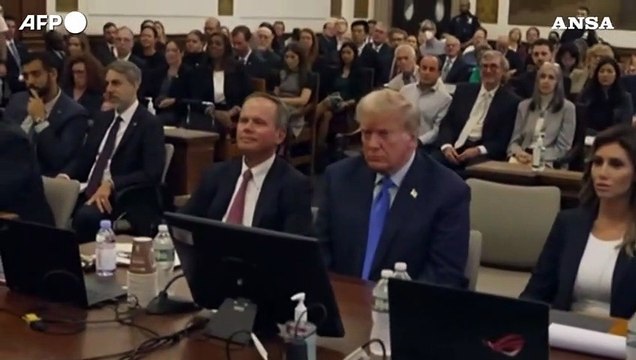 New York, le immagini di Trump sul banco della difesa al processo civile