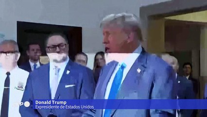 Trump denunció "farsa" judicial al comparecer en el primero de una larga serie de juicios