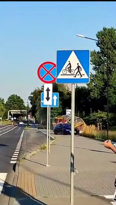 VIDO  Cette BMQuando um potente BMW M5 vai parar nas mãos erradasW M5 fait un arrt inopin  larrt de bus