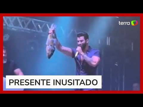 Fã surpreende e joga peixe gigante para Gusttavo Lima durante show: 'Almoço de amanhã'