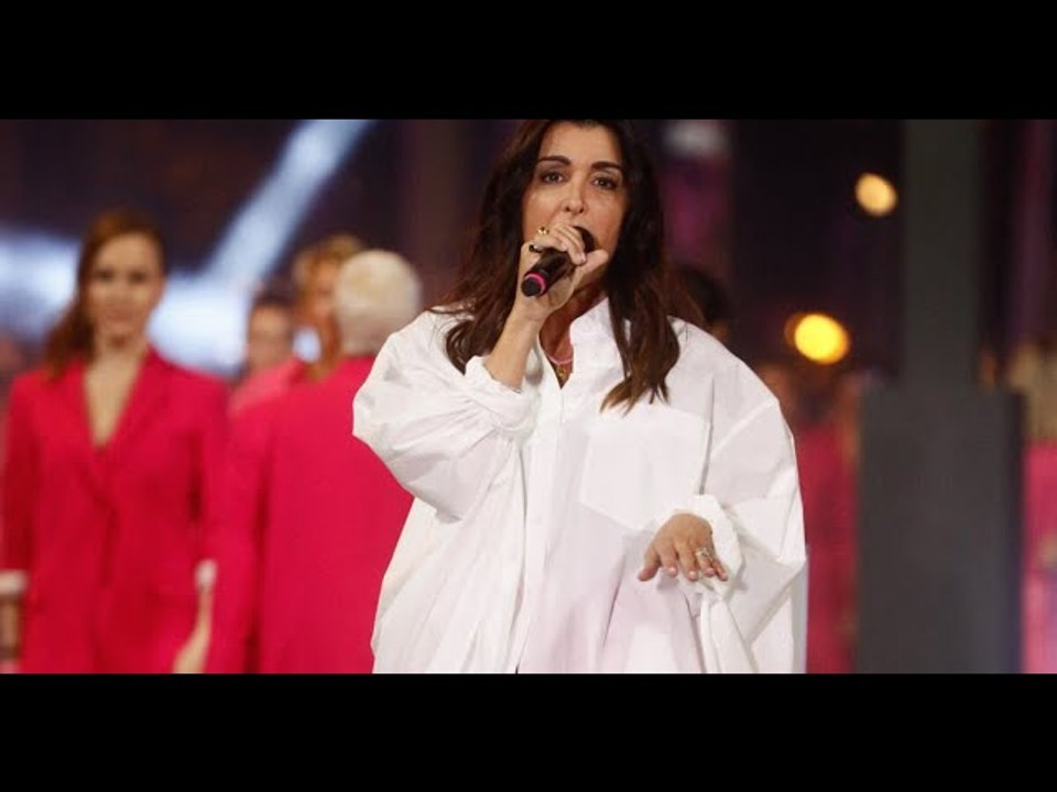 VIDEO: "Continuons tous ensemble à...." : Jenifer en mini-robe sur les Champs-Elysées pour Octobre r