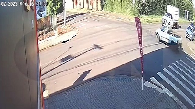 Câmera flagra acidente entre três carros na Rua São Paulo com Rua Uruguai