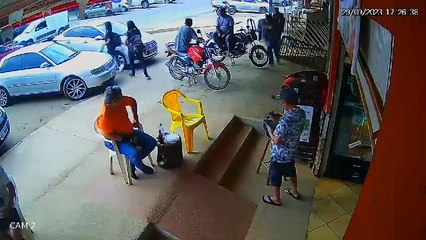 Vídeo flagra momento que traficante de drogas da Vicente Pires é preso após tentar fugir e ser atropelado
