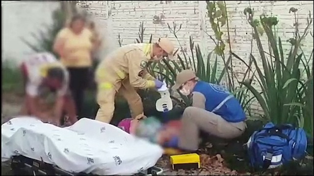 Idosa fica ferida ao cair depois de levar a capelinha na vizinha