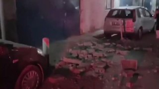  Le séisme ressenti à Naples serait de magnitude 4, indique les sismologues.  La secousse de plusieurs secondes a été fortement ressentie dans plusieurs localités environnantes, selon des témoins. Voici les premières vidéos des dégâts.