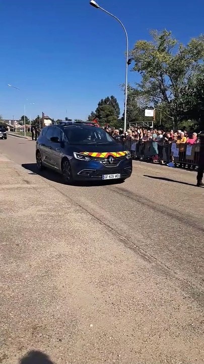 Emmanuel Macron hué lors de son déplacement à Tonneins dans le Lot-et-Garonne.