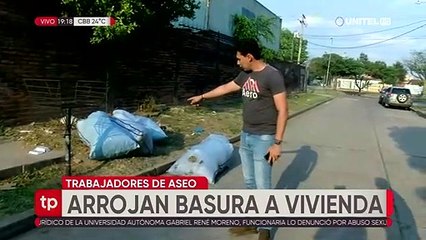 Trabajadores de aseo arrojan basura en la acera de una vivienda en Santa Cruz