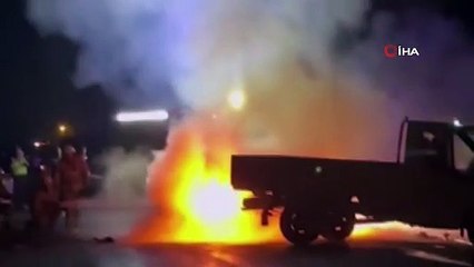 Kamyonet ile çarpışan otomobil alev topuna döndü: 1 ölü, 2 yaralı