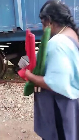 திடீரென ரயிலுக்கு அடியில் சிக்கிக்கொண்ட மூதாட்டி; சாதுர்யமாக மூதாட்டியை காப்பாற்றிய பெண் கேட் கீப்பர்