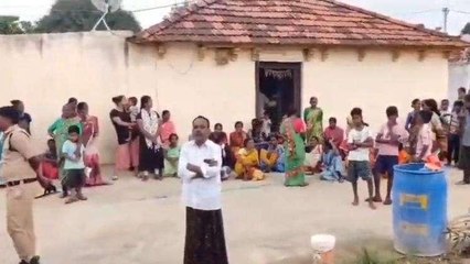 సిద్ధిపేట: ఇంటిని ధ్వంసం చేసి.. నిప్పంటించిన మహిళలు