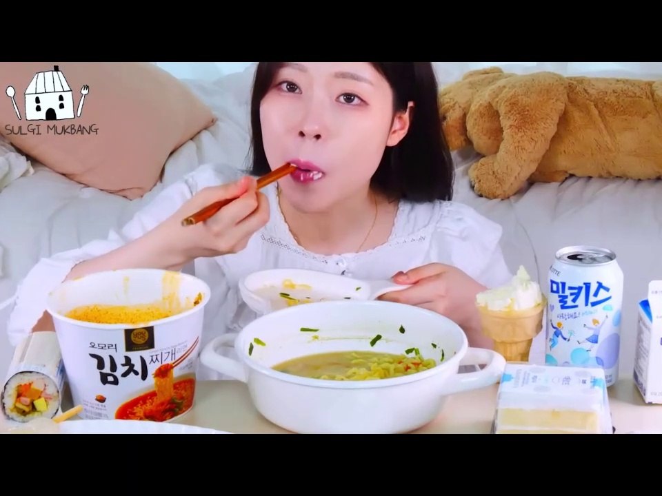 ASMR MUKBANG| White Convenience store(Ice cream Spicy Seafood noodles, Cream Tteokbokki, Cake).