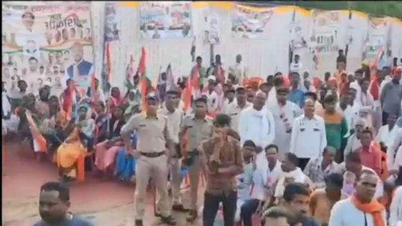 डिंडौरी: यात्रा में कांग्रेस की 2 नेत्री आपस में भिड़ी, पूर्व मंत्री बनाते रहे Video