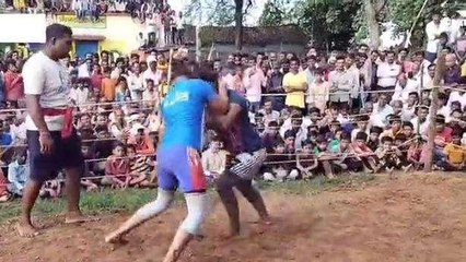 पन्ना: महिला पहलवानों का मुकाबला देखने उमड़ी भीड़, देखें VIDEO