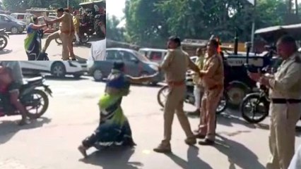 Mathura: पुलिसकर्मी ने महिला के मारी लात तो उसने बरसा दी चप्पलें, अब Video हो रहा जमकर Viral