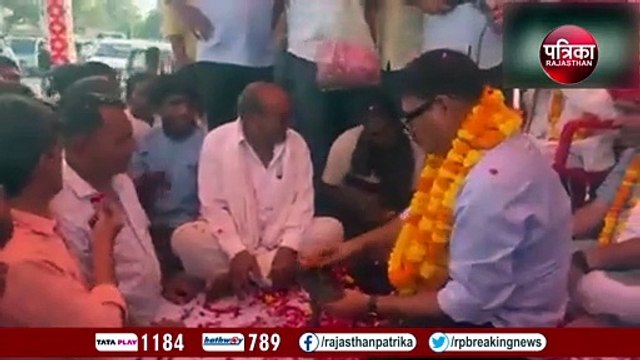 Rajasthan Elections 2023: महवा विधायक ओमप्रकाश हुड़ला का अजीबो-गरीब रूप, लोगों के जूते किए पॉलिश, देखें वीडियो