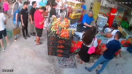 İzmir'de şerbete düşen arıyı kurtarmak isteyen esnaf ölümden döndü