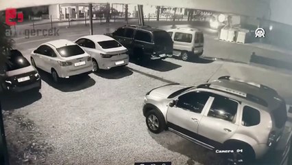 Tur minibüsünün kamyona çarptığı kaza güvenlik kamerasında
