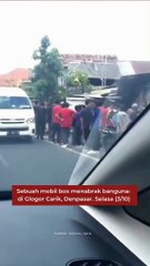 Sebuah mobil box mengalami kecelakaan tunggal dan menabrak bangunan di Glogor Carik, Denpasar, Selasa (3/10).