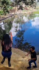 Balançoire en corde dans le lagon