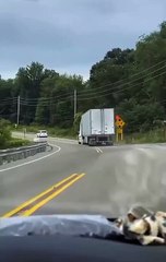 Un chauffeur de camion ignore l’avertissement de dégagement faible