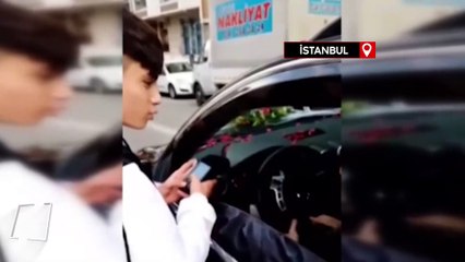 Pos makinesi ile gelin arabasının önünü kesip bahşiş aldı