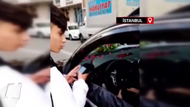Pos makinesi ile gelin arabasının önünü kesip bahşiş aldı