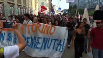 Torino, studenti in corteo contro Meloni: polizia li blocca