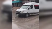 Elazığ'da öğrenci servisi su dolan çukura düştü
