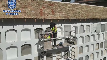 Los Tedax desactivan un explosivo de la Guerra Civil incrustado en un nicho del cementerio de San Justo