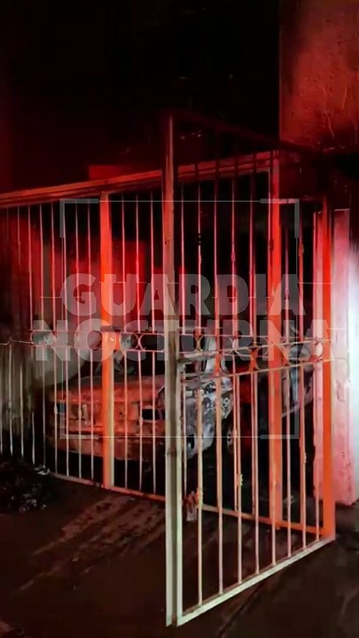 #Preliminar Los moradores de una vivienda fueron rescatados por bomberos de Zapopan, su automóvil y su casa ardieron en llamas #GuardiaNocturna