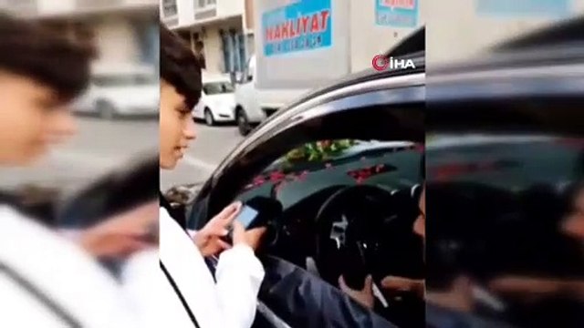 Pos makinesi ile gelin arabasının önünü kesip bahşiş aldı