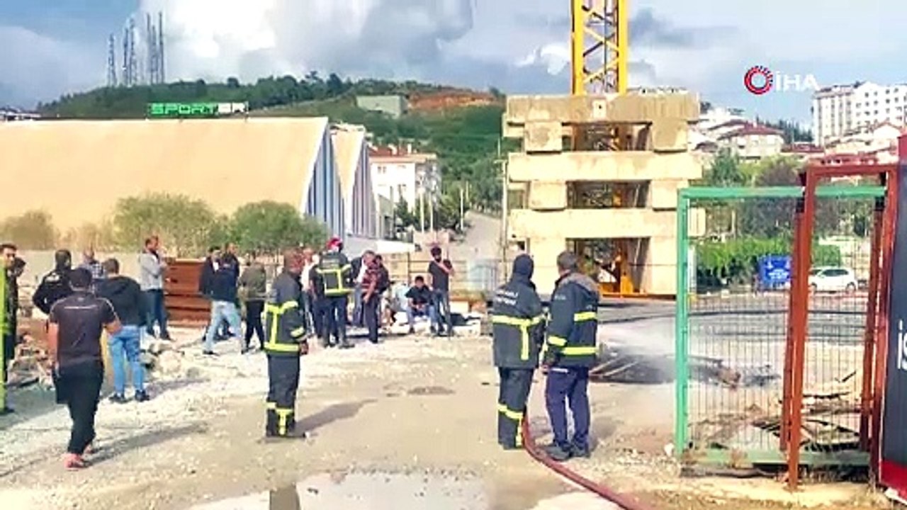 Metro inşaatında iki aydır maaşlarını alamayan işçiler kule vince çıkıp eylem yaptı