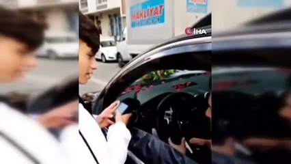 Pos makinesi ile gelin arabasının önünü kesti