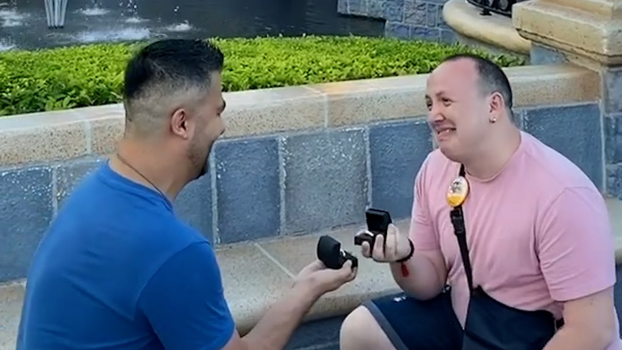 « Ils ont eu la même idée » : ce couple se demande en mariage en même temps à Disneyland