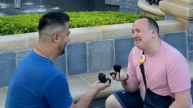 « Ils ont eu la même idée » : ce couple se demande en mariage en même temps à Disneyland