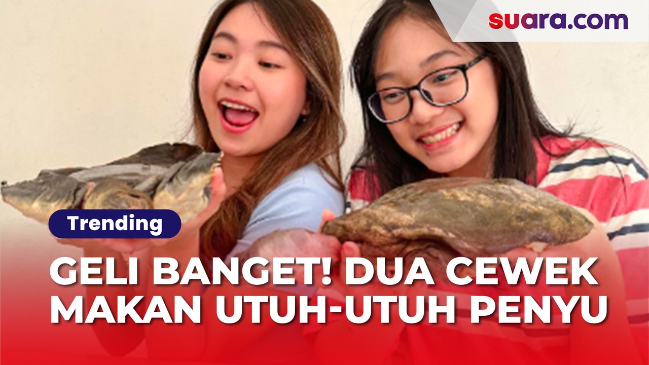Geli Banget! Dua Cewek Makan Utuh-utuh Penyu Cangkang Lunak