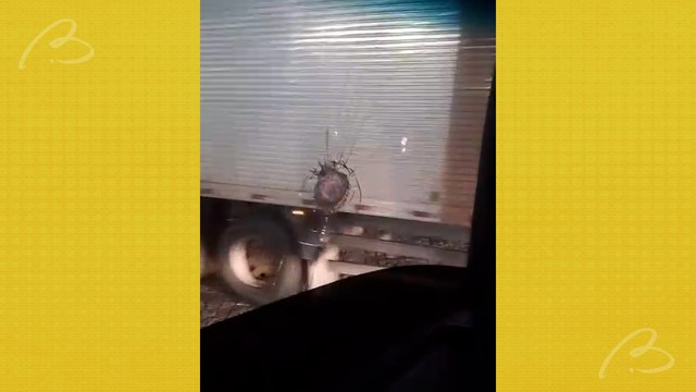 Adolescentes apreendidos pedras em caminhões no Contorno Leste