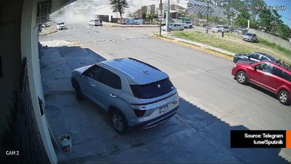 Video näyttää hetken, kun kirkon katto romahtaa seurakuntalaisten päälle Meksikossa