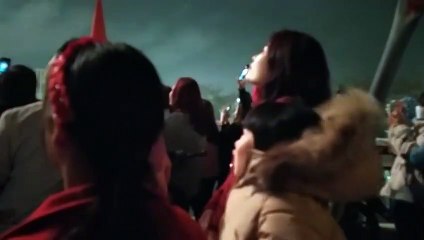 Happy new yearCả gia đình đi xem bắn pháo hoa đêm giao thừa chào đón năm mới.