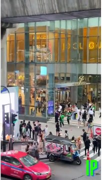 Clientes fogem do shopping center na Tailândia após atirador invadir