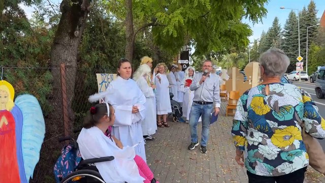 Tarnów - niepełnosprawni podopieczni domu pomocy rozdawali kierowcom anioły